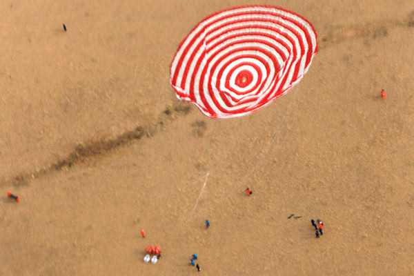 2016年11月18日，神舟十一號載人飛船返回艙在內蒙古主著陸場成功著陸